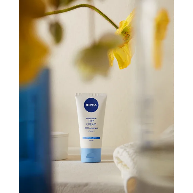 Nivea Moisturizing day cream for normal and combination skin SPF 15 Essential (Day Cream) 50 ml thumbnail 4